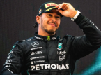 Spana in när F1-legenden Lewis Hamilton försöker klara första banan i Driver